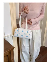 Detalle del bolso de hombro tipo bolos con lunares blancos y azules, elegante bolso de PU.