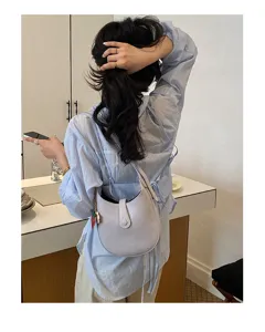 Minimalist women's hobo shoulder bag, elegant casual daily crossbody purse for summer style.
