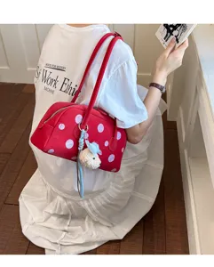 Elegante bolso de hombro tipo bolos de lunares rojos con colgante de peluche para mujer.