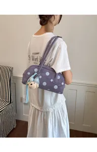 Bolso bandolera de boliche morado con lunares, detalle con bonito oso colgante y correa.