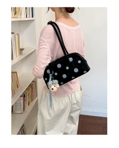 Elegante bolso de hombro negro con lunares para mujer, bolso de boliche moderno con osito de peluche.