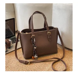 Detalle de bolso tote de cuero marrón, bolso de hombro para mujer de trabajo, diario.
