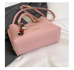 Bolso de hombro de cuero rosa, elegante bolso tote informal para mujer con correa y colgante.