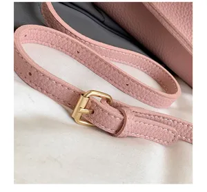 Detalle de correa de bolso de hombro de cuero rosa, accesorio elegante para mujer.