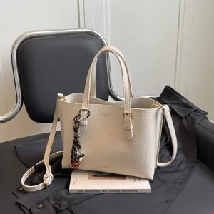 Bolso tote elegante de cuero beige para mujer, gran bolso de hombro y bolso cruzado casual.