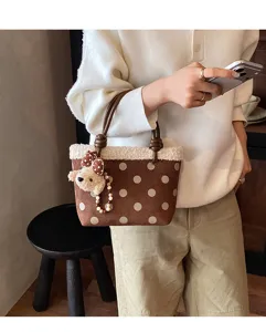 Vintage braune Polka-Dot Kunstwildleder Handtasche mit Sherpa-Besatz und Bärenanhänger Detail.