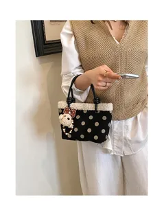 Schicke Herbst Winter Pünktchen Handtasche mit Plüschrand, Knotengriffen und Bärenanhänger.