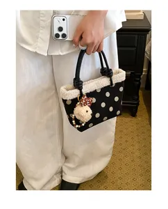Retro gepunktete Damen Handtasche mit flauschigem Plüschrand und Hasen Anhänger.