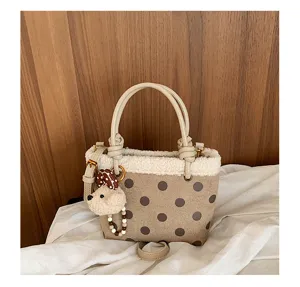 Detailansicht der Retro Herbst Winter Wildleder Pünktchen Beuteltasche mit Plüsch und Hundepuppe.