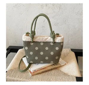 Retro grüne Wildleder Punkte Umhängetasche mit flauschigem Plüschrand und Henkeln.