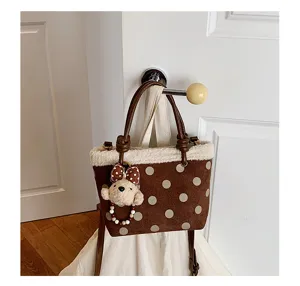 Braune Wildleder Pünktchen Handtasche mit Plüschrand und süßem Schleifen Bär Anhänger.