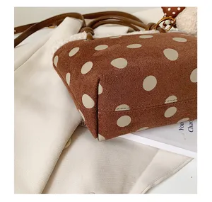 Retro Punkte Wildleder Handtasche für Damen, schicke Beuteltasche mit Henkel und Plüsch Detail.