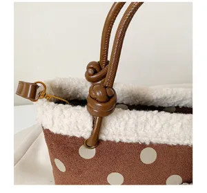 Detailansicht Damen braune Wildleder Handtasche mit Punkten Sherpa Besatz Henkel.