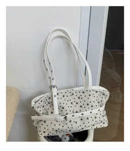 Λεπτομερής όψη γυναικείας τσάντας ώμου casual με σχέδιο αστεριών και λουριά με αγκράφα.