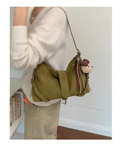 Retro olivgrüne Schultertasche Detailansicht mit speziellem Design und süßem Anhänger.