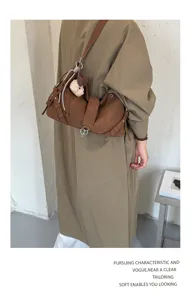 Vintage braune Damen Achseltasche Schultertasche mit Plüsch Bär Anhänger und Riemen.