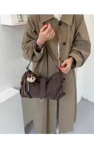 Retro braune Achseltasche mit süßem Hundehänger, stilvolle elegante Umhängetasche.