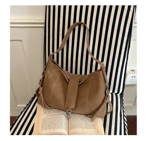 Detailaufnahme der stilvollen Vintage Wildleder Schultertasche mit Schnalle für Damen.