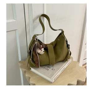 Detaillierte Ansicht der grünen Vintage-Umhängetasche, elegante Hobo-Tasche mit Anhänger.