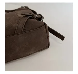 Braune Wildleder-Umhängetasche Detailansicht, minimalistische Vintage-Unterarmtasche für Damen.
