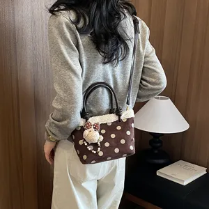 Herbst Winter Vintage Damen Handtasche Wildleder Polka Dot Umhängetasche mit Bärenanhänger