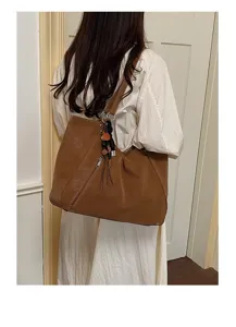 Classic brown leather shoulder bag detail, large capacity tote for daily commute and autumn style.