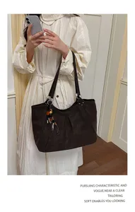 Detailed view of the stylish brown slouchy tote bag, large capacity and elegant shoulder design.