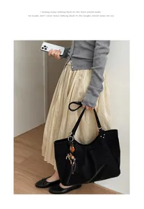 Autumn winter large capacity black tote bag women simple shoulder commuting bag detail.