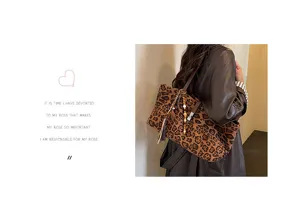 Detalle de bolso tote de ante con estampado de leopardo retro, gran capacidad y correa.