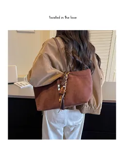Bolso tote marrón de ante estilo vintage detalle con colgante de flecos para mujer casual.