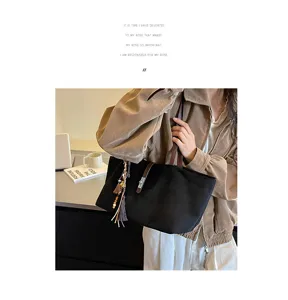 Bolso tote de ante negro vista detallada, gran bolso de hombro informal con borlas y cierre.