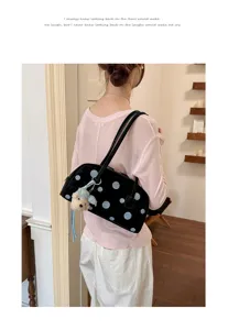 Bolso de hombro de boliche con lunares chic para mujer, elegante bolso con colgante de oso.