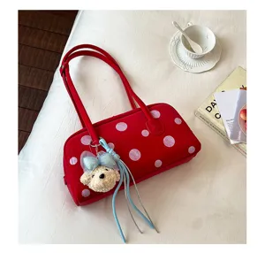 Bolso de hombro rojo de lunares estilo bolos con lindo colgante de oso de peluche para mujer.