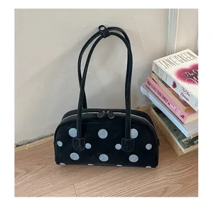 Bolso de hombro bowling negro con lunares para mujer, elegante bolso vintage con correas dobles.