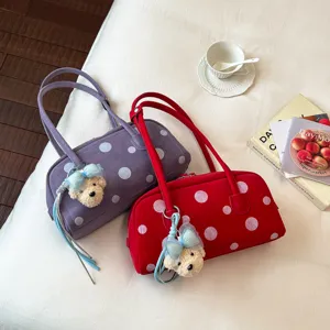 Bolso de hombro estilo bolos con lunares para mujer con lindo colgante de oso, elegante.
