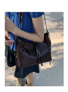Retro woven shoulder bag for women, stylish underarm bucket handbag with drawstring.