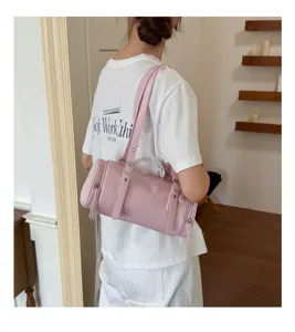 Bolso de hombro cilíndrico rosa retro para mujer, bolso de axila minimalista para uso diario.