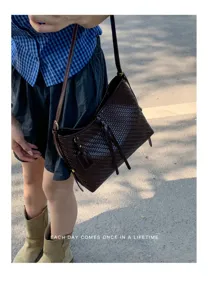 Vintage woven shoulder bag for women, stylish brown underarm hobo bag with braided texture.