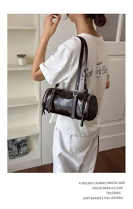 Bolso de hombro cilíndrico marrón retro para mujer, elegante bolso estilo almohada de charol.
