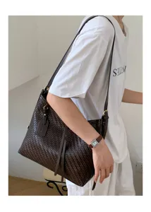 Vintage woven shoulder bag for women, chic retro dark brown hobo tote shoulder bag.