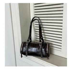 Detalle bolso de hombro cilíndrico marrón oscuro retro, estilo vintage escena bolso.
