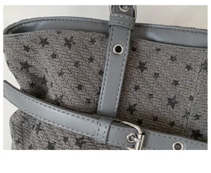 Λεπτομερης οψη γκρι μαλλινης τσαντας tote με μαυρο print αστεριων, λουρακια PU και αγκραφα.