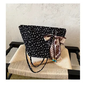 Retro bloemen shopper tas voor dames van stof met elegante bedrukte sjaal als accessoire.