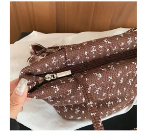 Bruine bloemenpatroon okseltas rits detail, vintage schoudertas accessoire mooi.