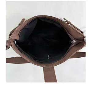 Detailansicht der braunen Vintage-Umhängetasche mit Innenfutter und Reißverschlusstaschen.