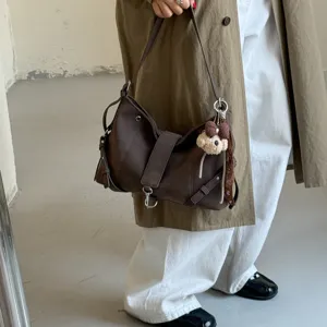 Vintage braune Leder Umhängetasche für Damen, retro Achseltasche mit schickem Metallschnalle.