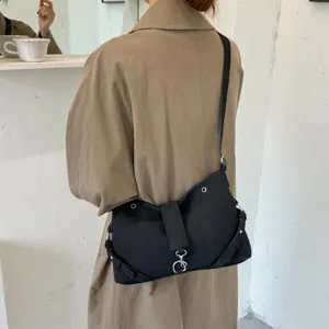 Vintage schwarze Schultertasche für Damen, minimalistische Umhängetasche mit Metallbeschlag.