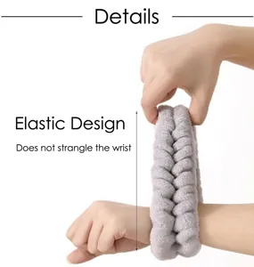 Polsino impermeabile in pile di corallo grigio dettaglio che mostra un design elastico.