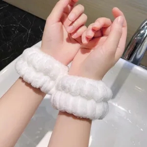Polsini in spugna di peluche bianchi per lavaggio viso, assorbenti e anti-umidita.