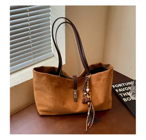 Bolso tote de ante marrón vintage para mujer, bolso de hombro grande con elegante colgante.